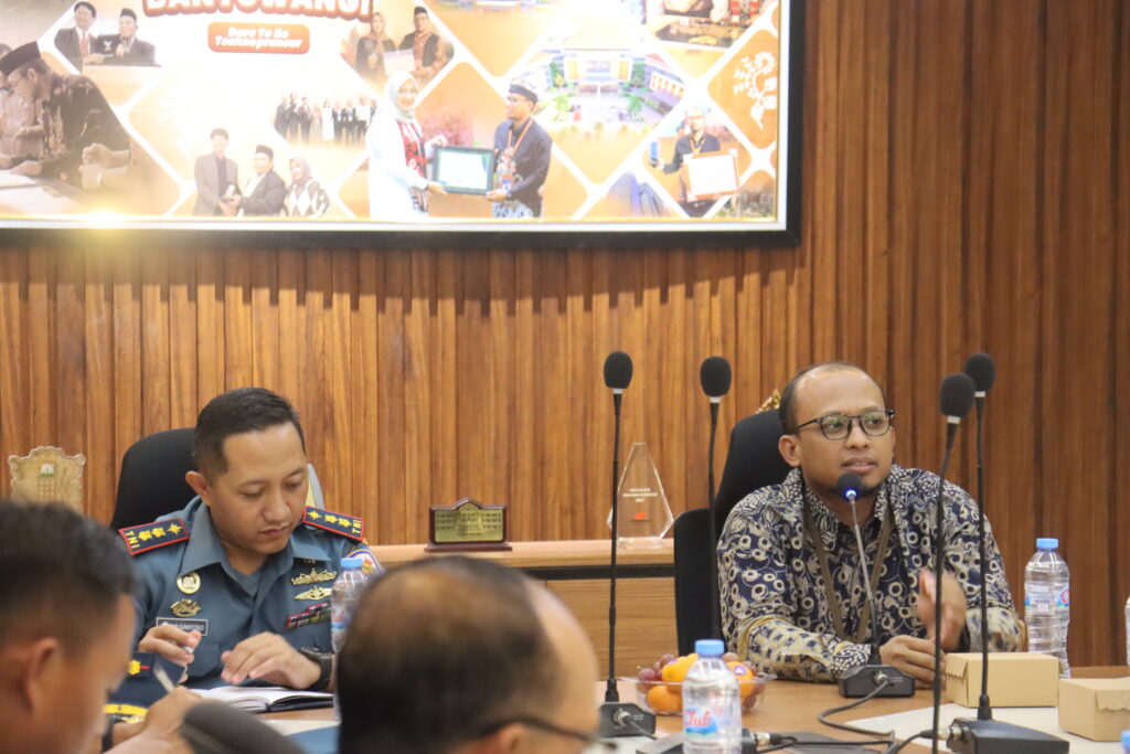 Direktur bersama Komandan Lanal Banyuwangi
